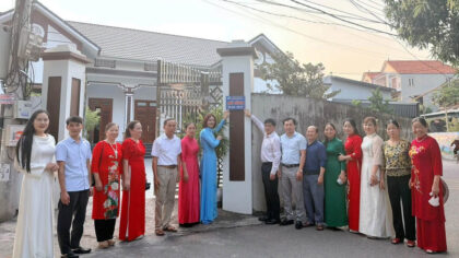 Ông Ngô Hữu Mai cùng lãnh đạo UBND và Hội LHPN xã gắn biển “Nhà sạch - Ngõ đẹp” tại các gia đình hội viên tiêu biểu tham gia mô hình.