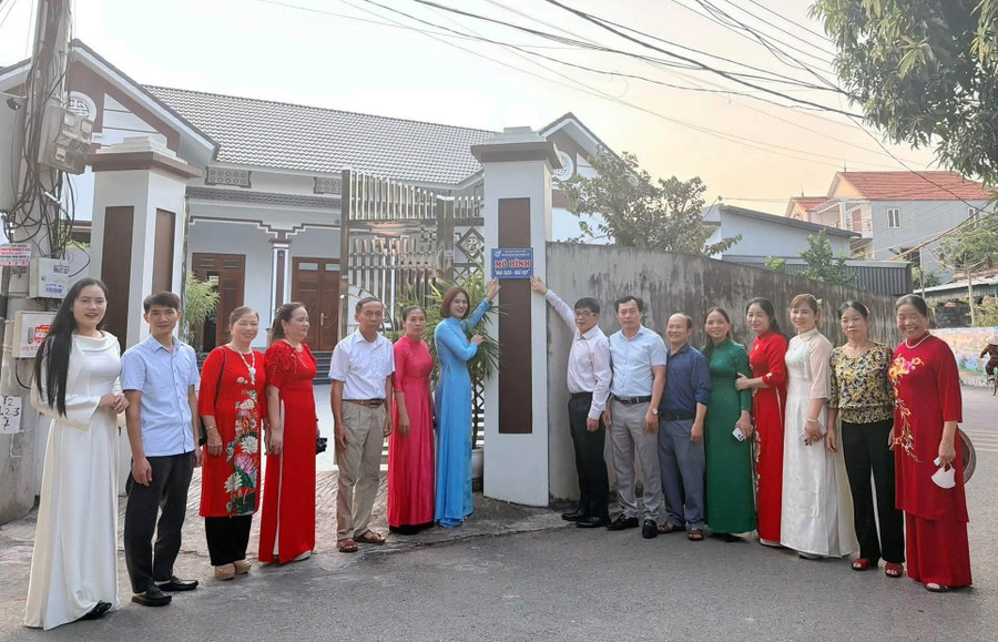 Ông Ngô Hữu Mai cùng lãnh đạo UBND và Hội LHPN xã gắn biển “Nhà sạch - Ngõ đẹp” tại các gia đình hội viên tiêu biểu tham gia mô hình.